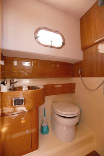 -easycartournaples-Gozzo-Jeranto-950-Cabin-10-